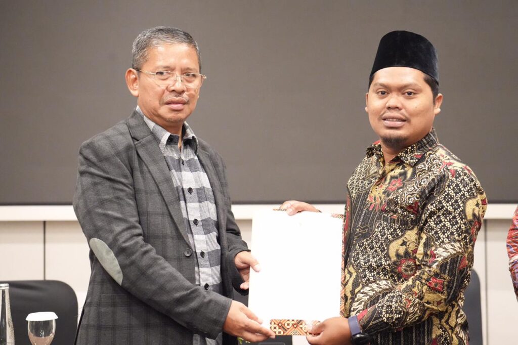 Miftakhul Huda, M.Pd, Wakil Rektor III IAI Al Fatimah Bojonegoro menerima SK Prodi PIAUD