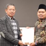 Miftakhul Huda, M.Pd, Wakil Rektor III IAI Al Fatimah Bojonegoro menerima SK Prodi PIAUD