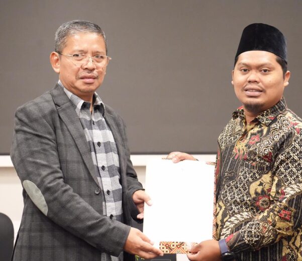 Miftakhul Huda, M.Pd, Wakil Rektor III IAI Al Fatimah Bojonegoro menerima SK Prodi PIAUD