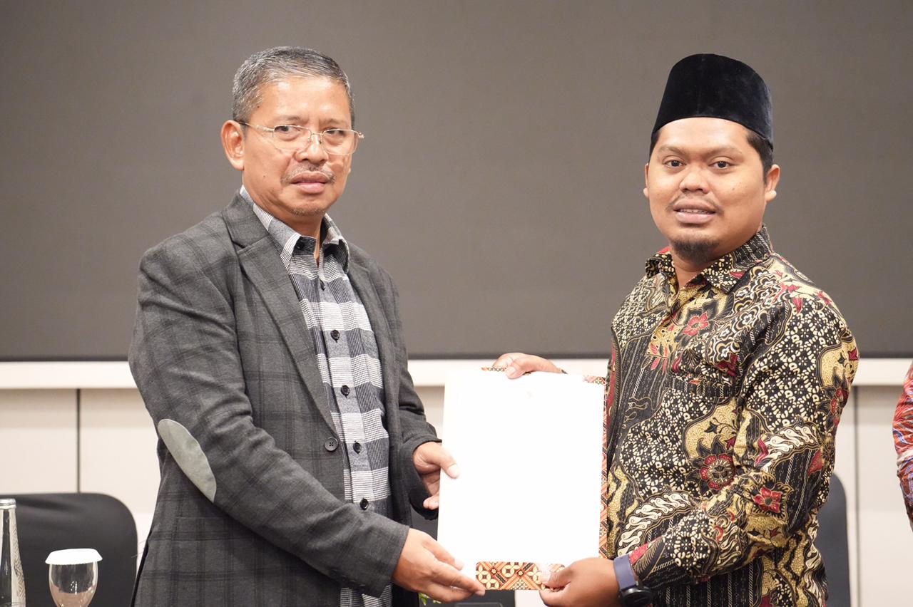Miftakhul Huda, M.Pd, Wakil Rektor III IAI Al Fatimah Bojonegoro menerima SK Prodi PIAUD